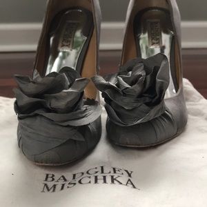 Badgley Mischka Gray Flower Heels🌺